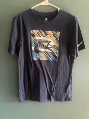Nike Youth XL Navy Short-Sleeve Graphic Tee with Blue & Tan Print